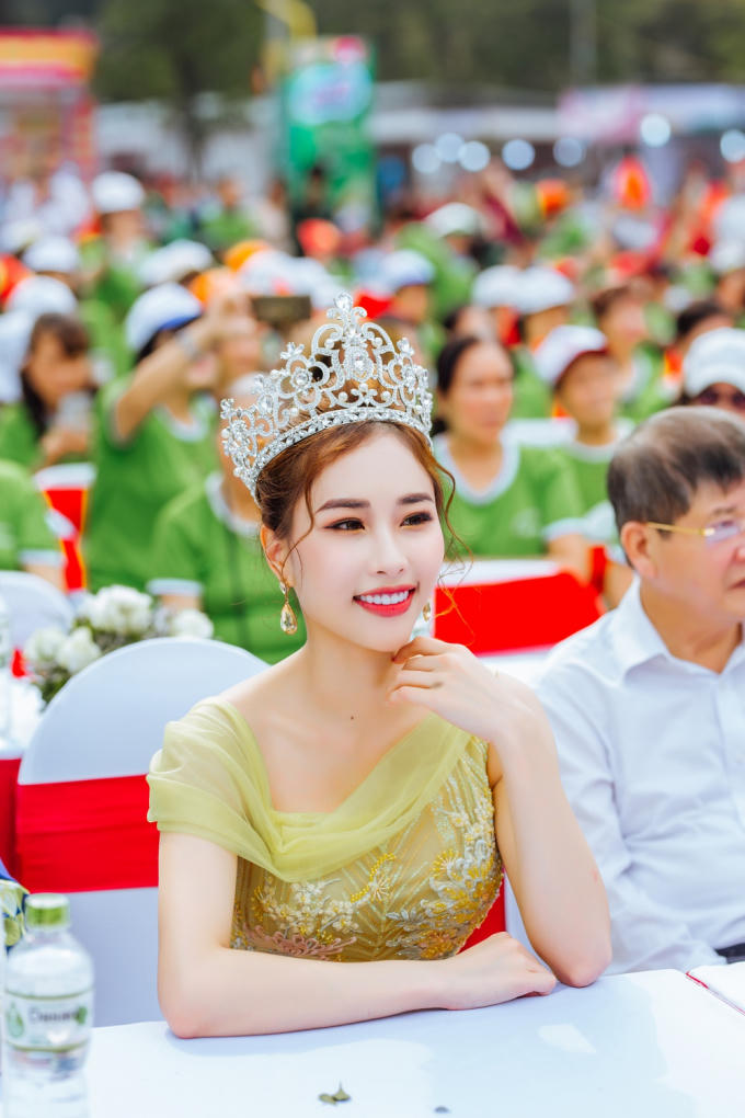 Nàng hậu tham gia sự kiện.