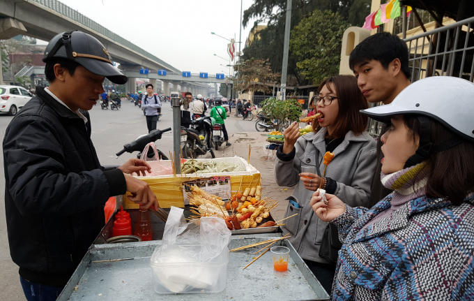 Người tiêu dùng cần cảnh giác khi sử dụng nem chua rán không có nhãn mác, nguồn gốc, xuất xứ.