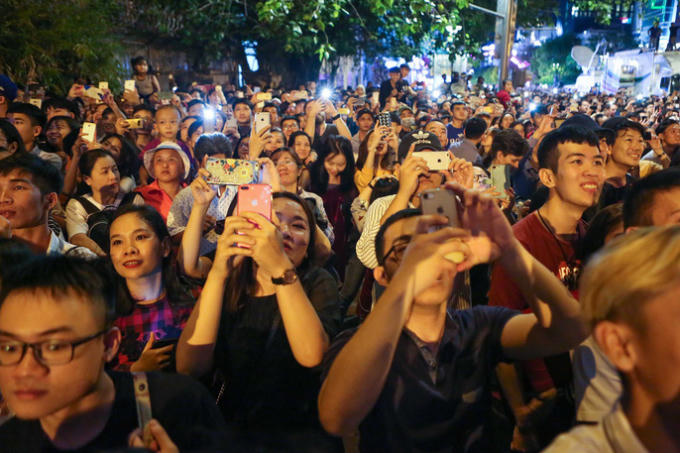 Màn biểu diễn pháo hoa kết thúc trong tiếng vỗ tay của nhiều người dân TP.