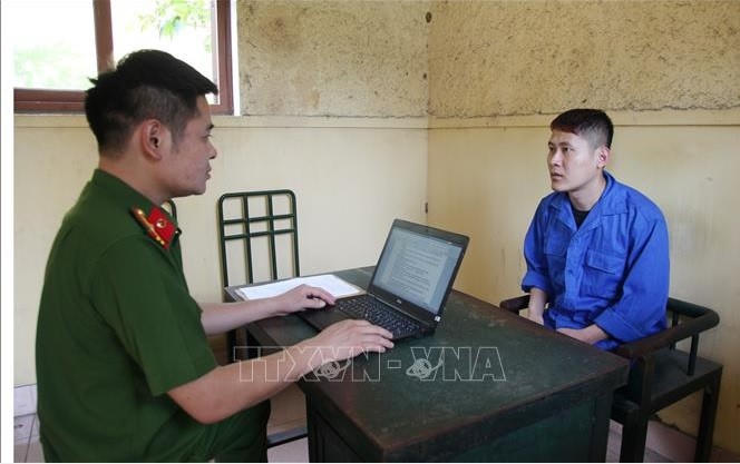 Cơ quan Cảnh sát điều tra lấy lời khai của đối tượng Đinh Văn Vương. Ảnh: TTXVN