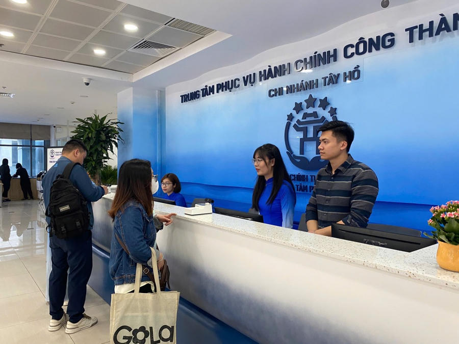 Người dân làm thủ tục tại Trung tâm Phục vụ hành chính công. Ảnh: VGP