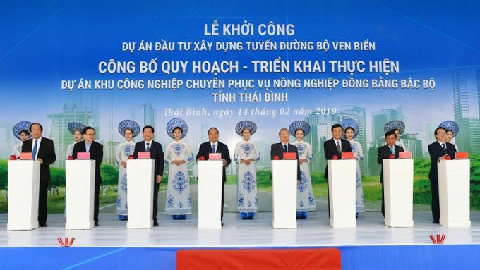 Thủ tướng bấm n&uacute;t động thổ x&acirc;y dựng đường bộ ven biển Th&aacute;i B&igrave;nh