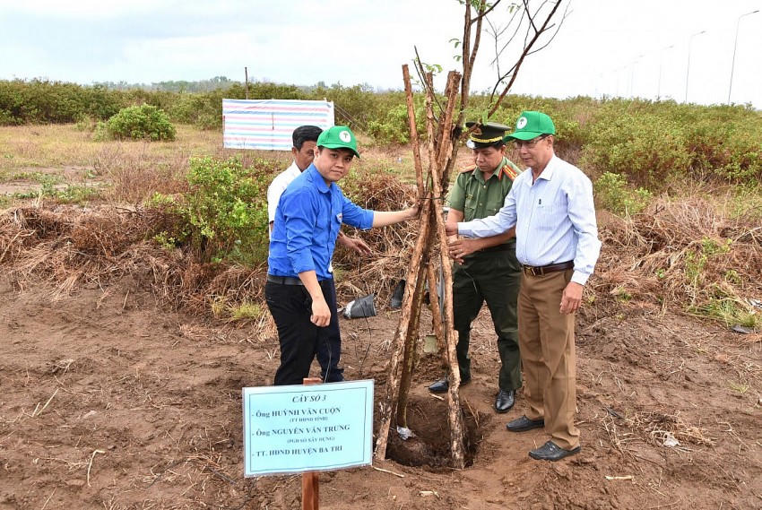 Đại biểu trồng cây me chua tại khu vực Cảng cá Ba Tri