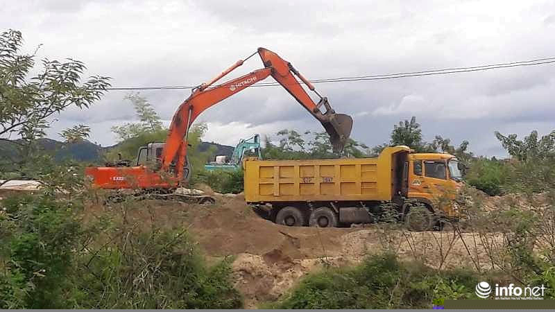 Mặc dù đã hết hạn tròn 1 năm nay, nhưng hoạt động khai thác cát trái phép vẫn diễn ra một cách rầm rộ, công khai.