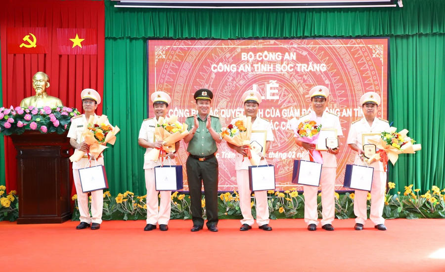 Đại tá Phạm Quốc Việt, Tỉnh ủy viên, Phó Giám đốc Công an tỉnh trao quyết định và tặng hoa cho các đồng chí nghỉ công tác hưởng chế độ hưu trí. Ảnh: Minh Tấn