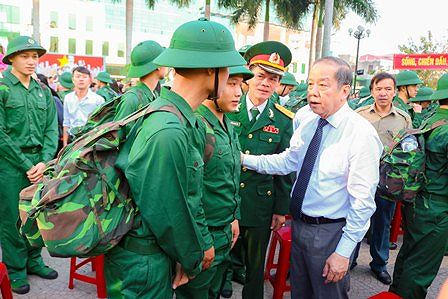 Ông Phan Ngọc Thọ, Chủ tịch UBND tỉnh Thừa Thiên Huế dặn dò các tân binh