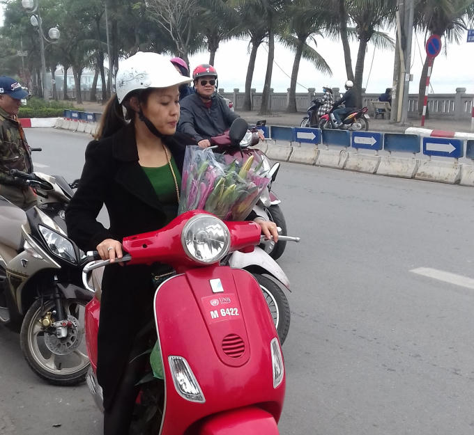 Và lụa chọn cho mình những bó hoa ưng ý nhất.