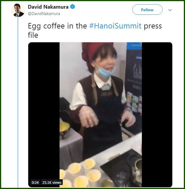 Phóng viên David Nakamura thưởng thức cà phê trứng