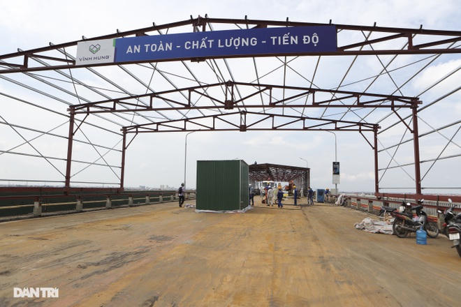 Cận cảnh đại công trường sửa chữa mặt cầu Thăng Long  - 8