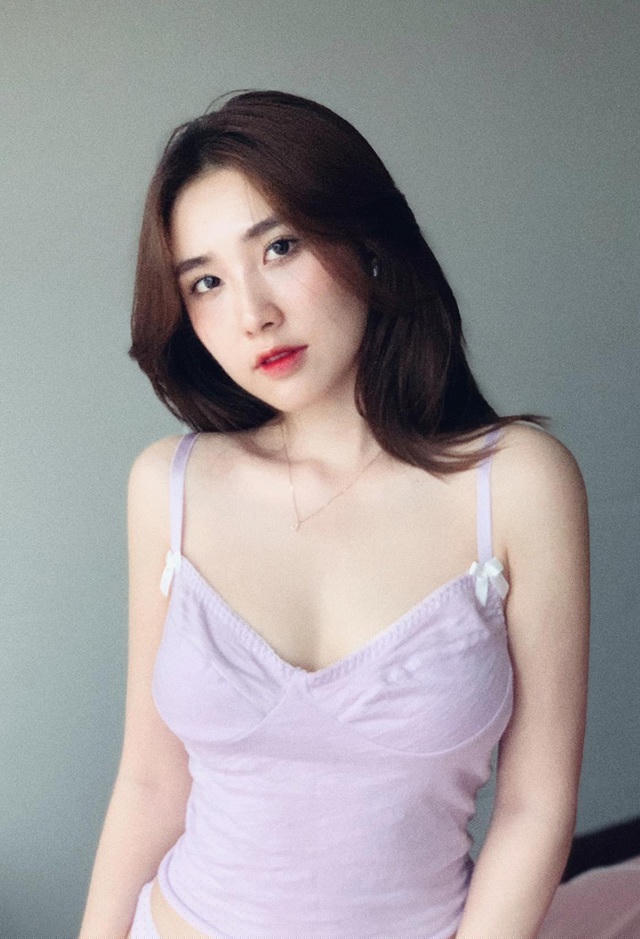 Cô có gu ăn mặc sành điệu.
