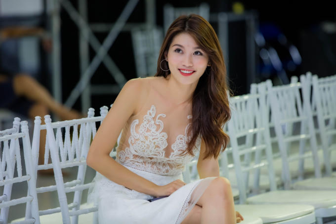 Quỳnh Ch&acirc;u diện phong c&aacute;ch chất lừ tr&ecirc;n s&agrave;n tập catwalk