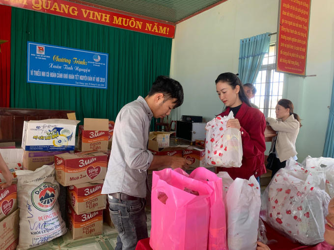 H&agrave; Thu trao 150 phần qu&agrave; cho b&agrave; con ngh&egrave;o ở qu&ecirc; hương Đắk Lắk