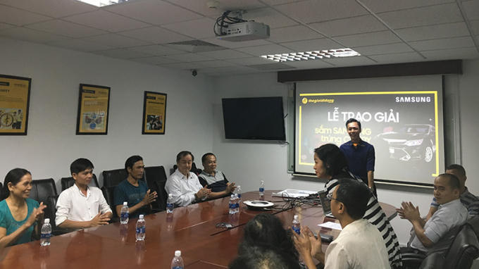 Buổi trao thưởng diễn ra dưới niềm vui của khách hàng và nhà tài trợ.