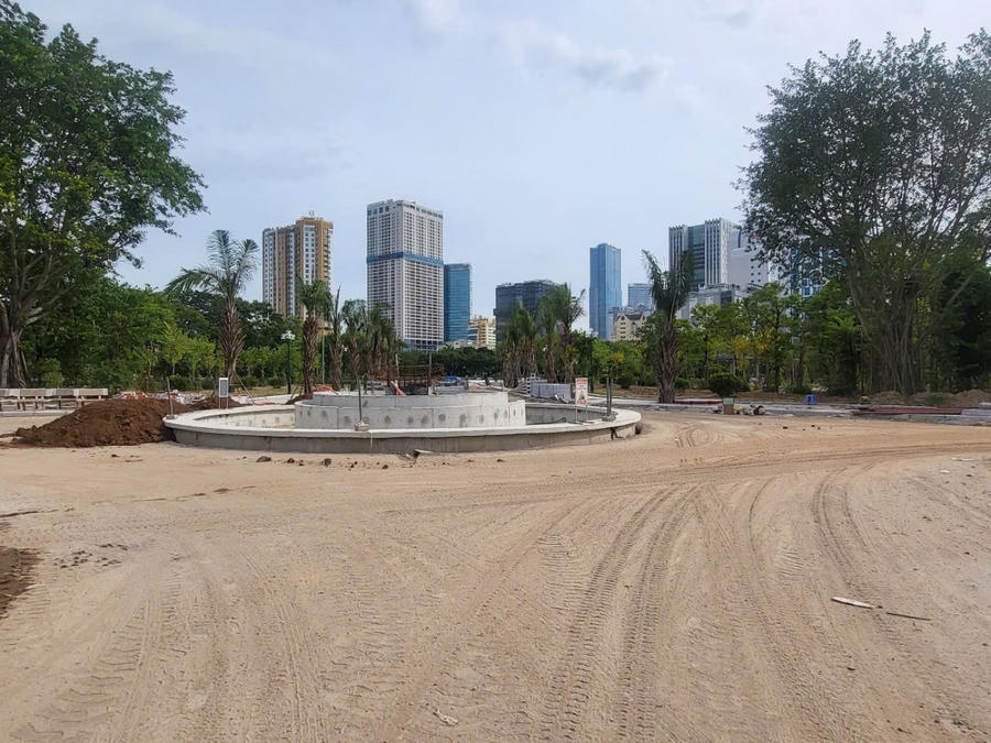 Đài phun nước trung tâm đang dần thành hình với kiến trúc mới lạ.