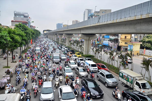 Nhiều độc giả lo ngại cấm xe máy đường này thì lại tắc đường khác.