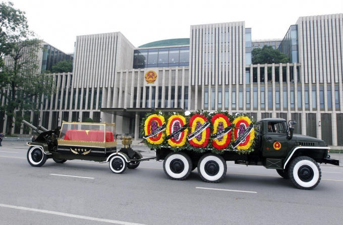 Xe đưa linh cữu Chủ tịch nước Trần Đại Quang đi qua khu vực trước Nhà Quốc hội, đường Độc Lập, Hà Nội. Ảnh: TTXVN