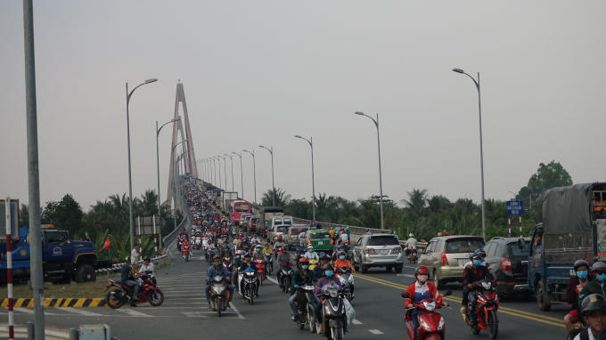 Hàng ngàn phương tiện về quê ăn Tết.