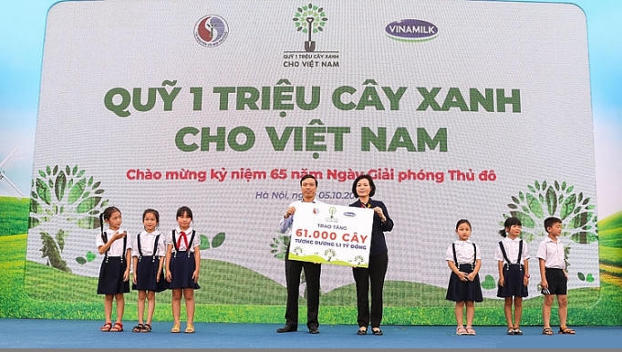 Bà Bùi Thị Hương – Giám đốc Điều hành Vinamilk trao bảng tượng trưng tặng 61.000 cây xanh của Quỹ triệu cây xanh cho Việt Nam cho đại diện TP. Hà Nội nhân kỷ niệm 65 năm Ngày Giải phóng Thủ đô