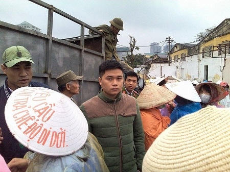 Nhiều công nhân, bỏ ăn, bỏ ngủ để theo dõi sự việc.