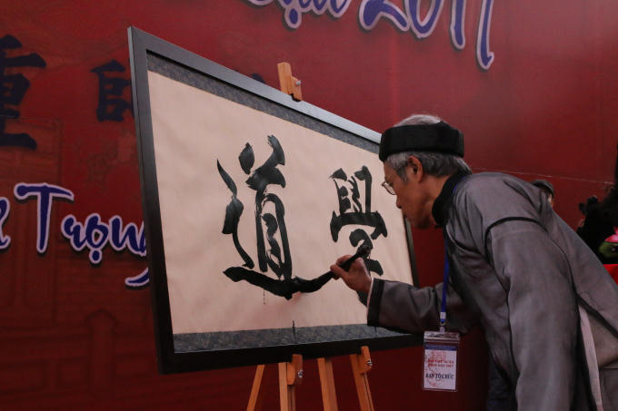 Thư pháp gia Trần Quốc Chí - CLB Unesco Thư pháp Việt Nam viết chữ khai bút Hội chữ Xuân.