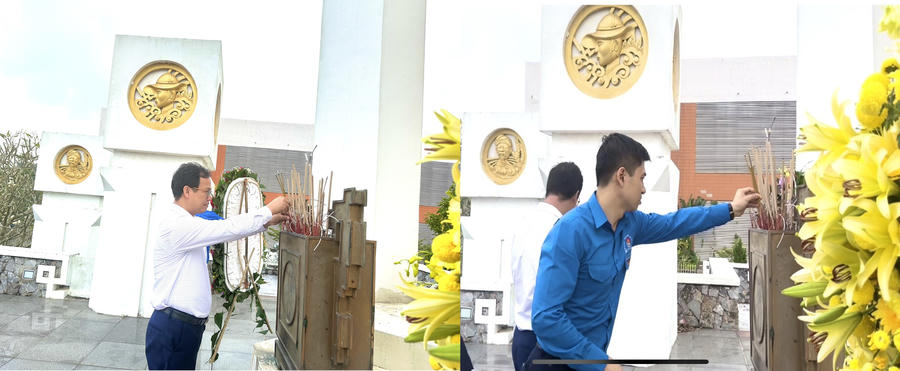 Đoàn đại biểu bày tỏ quyết tâm phát huy truyền thống anh hùng, kiên trung của các thế hệ cha anh đi trước.