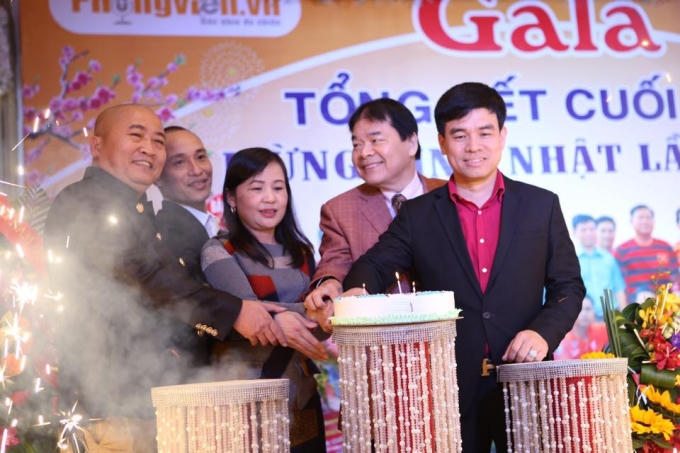 Lãnh đạo FC Phóng viên cắt bánh mừng sinh nhật 3 tuổi.