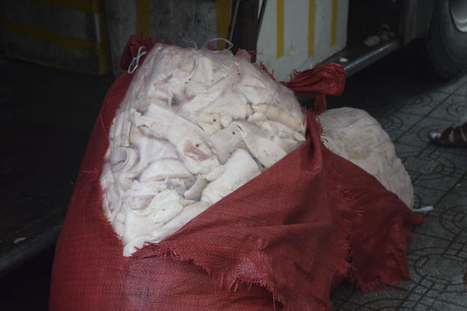 Qua kiểm tra phát hiện trên xe đang vận chuyển 200kg sản phẩm động vật là da heo không có giấy chứng nhận kiểm dịch, đáng bốc mùi hôi thối.