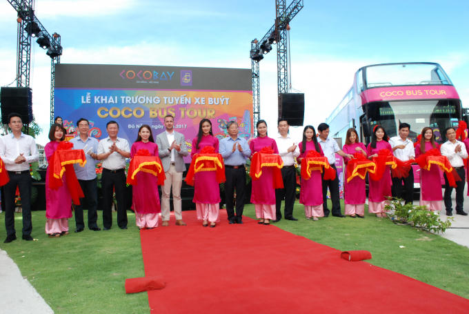 Lãnh đạo thành phố và các sở ban ngành tại Đà Nẵng cắt băng khai trương tuyến xe Coco Bus Tour.