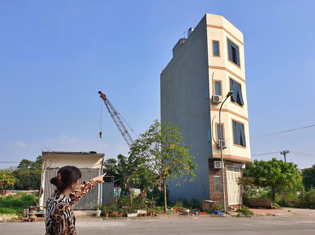 Người dân mong muốn chủ đầu tư, nhà thầu sớm đánh giá hiện trạng, mức độ tác động từ việc thi công đến ngôi nhà họ đang sinh sống (Ảnh: Nguyễn Trường).