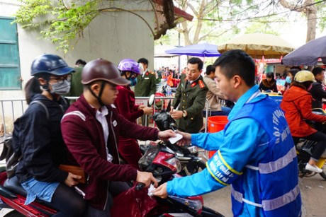 Với nét mới trong 2 năm qua, Công an quận Tây Hồ tổ chức trông xe miễn phí tại Phủ Tây Hồ đã làm người dân hài lòng, an tâm