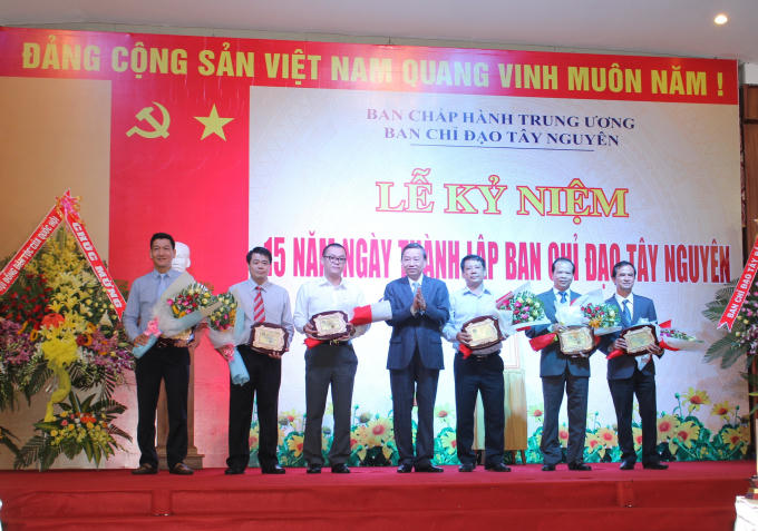 Thượng tướng Tô Lâm đã trao kỉ niệm chương vì sự nghiệp phát triển Tây Nguyên cho các cá nhân.