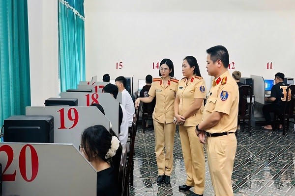 Đại tá Đỗ Thị Thu Hiền, Phó Cục trưởng C08 (đứng giữa), kiểm tra đột xuất công tác sát hạch GPLX tại Ninh Bình.
