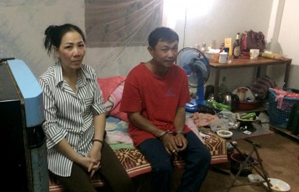 Vợ chồng Tuấn trốn truy nã trong căn nhà trọ giữa khu rừng hoang vắng.