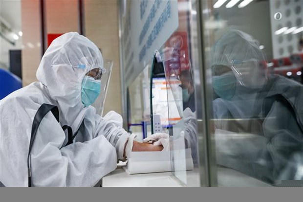 Một bệnh nhân được lấy máu để xét nghiệm tại bệnh viện ở Vũ Hán, Trung Quốc ngày 16/3/2020. (Ảnh: THX/TTXVN)