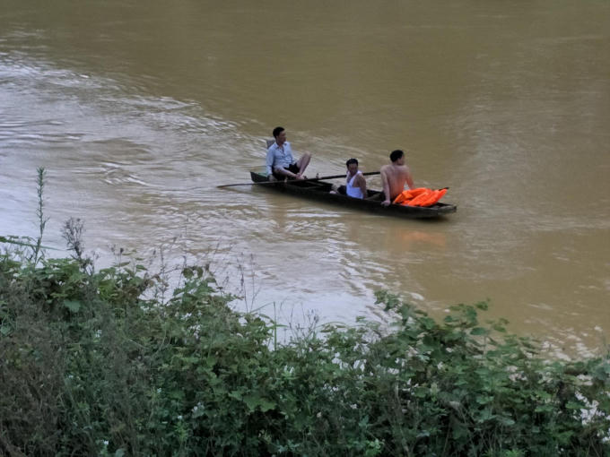 Người dân đang nỗ lực tìm kiếm cháu Đinh Hải Sơn nước cuốn.