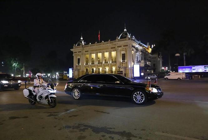 Đoàn xe của nhà lãnh đạo Triều Tiên Kim Jong Un đã đỗ trước khách sạn Melia, chính thức kết thúc ngày đầu tiên của hội nghị thượng đỉnh Mỹ - Triều lần 2.