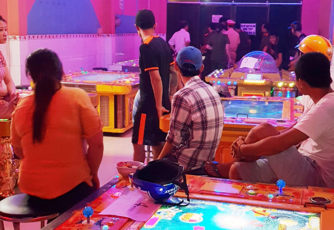 Các đối tượng tham gia chơi game bị cơ quan chức năng kiểm tra.