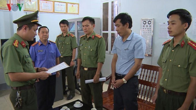 Khởi tố bị can và ra lệnh bắt bị can để tạm giam đối với Đặng Hữu Thủy, SN 1964, Phó Hiệu trưởng trường PTTH Tô Hiệu, ủy viên tổ chấm thi trắc nghiệm.