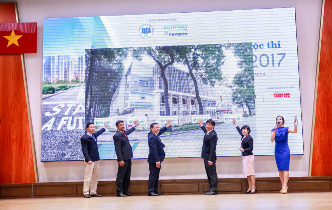 Ban tổ chức chương trình và đại diện Suntory PepsiCo nhấn nút khởi động cuộc thi Dynamic 2017.