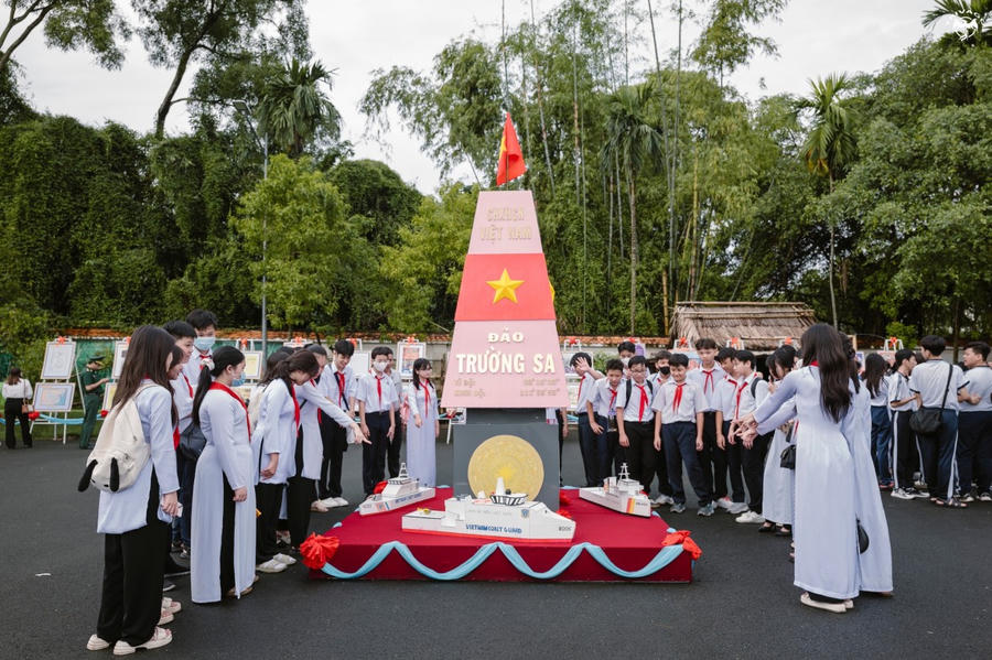 Triển lãm góp phần vun đắp tình yêu quê hương, biển đảo với các em học sinh.