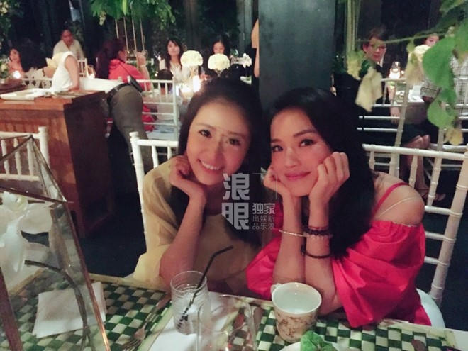 Lâm Tâm Như đến tận nơi Thư Kỳ ngồi để trò chuyện.