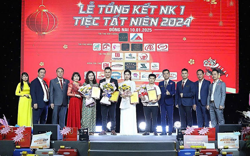 Tại buổi lễ đã có 26 hội viên mới kết nạp.
Tập thể CLB chụp hình lưu niệm.
Tập thể CLB chụp hình lưu niệm.