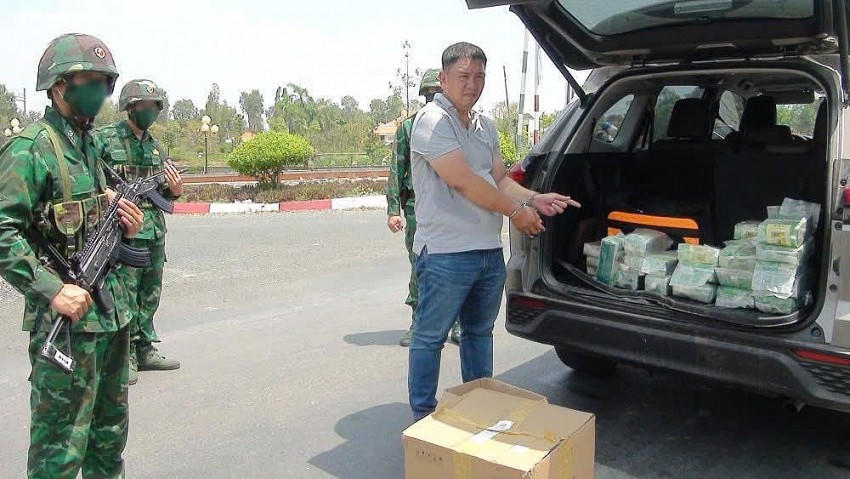 Võ Văn Mai cùng tang vật bị bắt giữ.