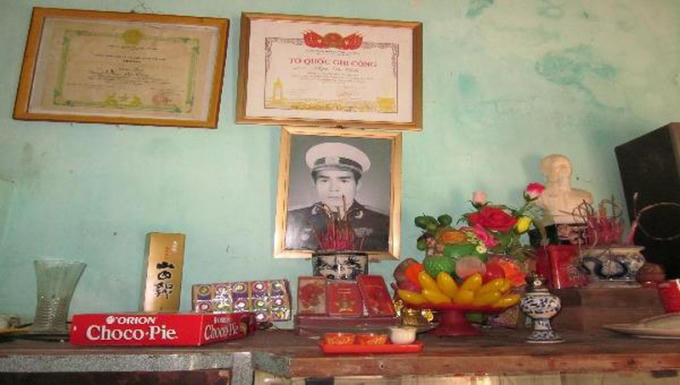 Bàn thờ Liệt sĩ Phạm Văn Thiều.