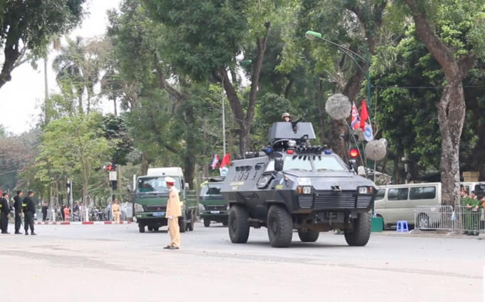 Xe bọc thép đi chuyển về Phủ Chủ tịch.