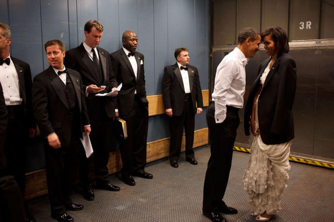 Ông Obama và vợ chia sẻ một khoảnh khắc đầy tình cảm tại tiệc nhậm chức diễn ra tại Washington DC vào ngày 20/1/2009. Các thành viên trong đội bảo vệ đã nhìn sang hướng khác để vợ chồng ông Obama được tự nhiên.