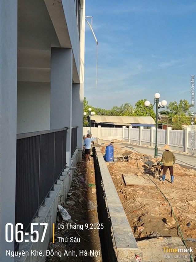 Công nhân vẫn tiến hành thi công xây dựng nhiều hạng mục trong khuôn viên nhà trường.