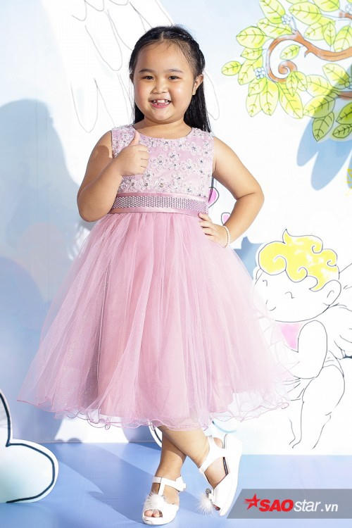 Bé Kim Thư trong vai bé Nắng chinh phục khán giả bằng lối diễn xuất tự nhiên.