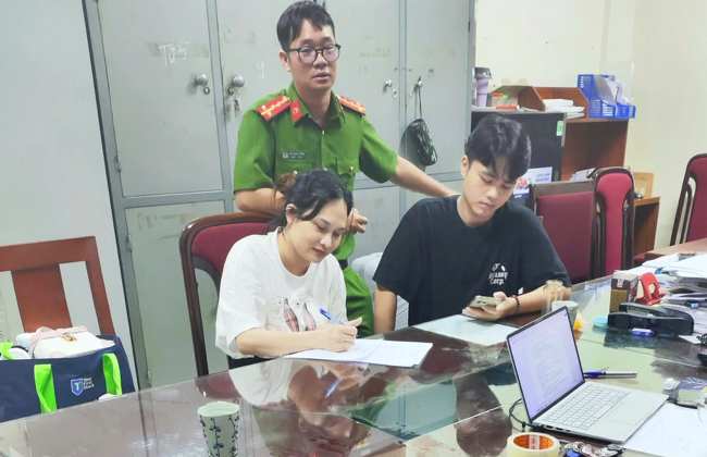 Ngô Thị Thêu, vợ của Mr Hunter tại cơ quan công an. Ảnh: BCA.