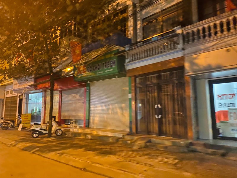 Thậm chí, nhiều gia đình cũng đóng kín cửa từ rất sớm